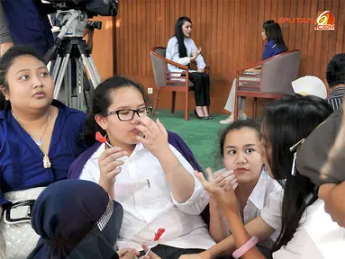 Tangis dan Kehangatan Angie Sondakh Bersama Anaknya.