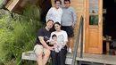 Liburan bersama keluarga, menjadi salah satu momen seru yang kerap dibagikan Billy dan Patricia. Seperti saat ke Bali, meski saat ini liburan ke Bali sudah tidak seperti dulu karena mengajak si kecil. Momen kebersamaan keduanya pun selalu diisi bersama buah hati yang semakin menggemaskan. (Liputan6.com/IG/@pattdevdex)