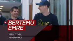 Berita video momen saat Mesut Ozil bertemu dengan pemain Fenerbahce dan legenda Turki, Emre Belozoglu