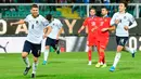 Gelandang  timnas Italia, Jorginho, merayakan gol ketujuh untuk timnya yang dicetak ke gawang Armenia pada laga lanjutan Kualifikasi Piala Eropa 2020 di Stadion Renzo Barbera, Palermo, Senin (18/11/2019). Timnas Italia berpesta gol dengan skor telak 9-1. (Carmelo/ImbesiANSA via AP)