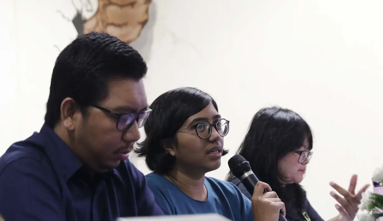 Ketua Umum YLBHI, Asfinawati (tengah) memberi keterangan terkait 20 nama Capim KPK yang lolos seleksi di gedung LBH Jakarta, Minggu (25/8/2019). Koalisi Kawal Capim KPK menyatakan menemukan adanya potensi konflik kepentingan dari pansel terhadap peserta seleksi. (Liputan6.com/Helmi Fithriansyah)