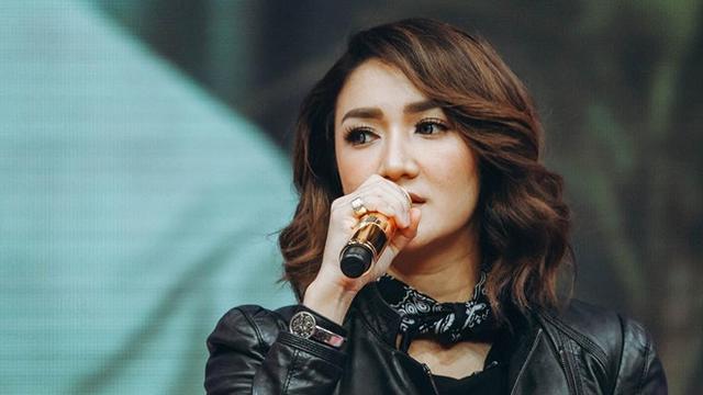 6 Potret Terbaru Melly Mono Eks Vokalis She Awet Muda Di Usia 36 Tahun Hot Liputan6 Com