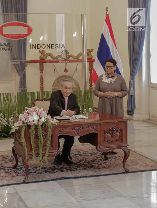 Menlu RI, Retno Marsudi menyaksikan Menlu Thailand Don Pramudwinai menandatangani buku tamu di Gedung Pancasila, Kementerian Luar Negeri, Jakarta, (13/3). Pertemuan membahas beberapa isu terkait perhimpunan negara-negara ASEAN (Liputan6.com/Faizal Fanani)