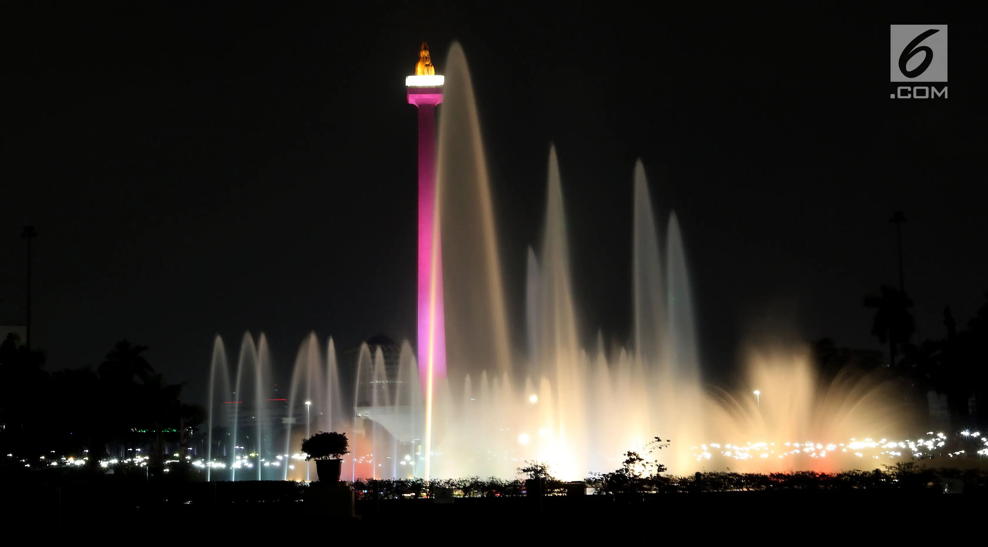 Air mancur yang dihiasi lampu saat di resmikan oleh Gubernur DKI Jakarta Djarot Saiful Hidayat di kawasan Monumen Nasional (Monas), Jakarta, Sabtu malam (12/8). (/Johan Tallo)
