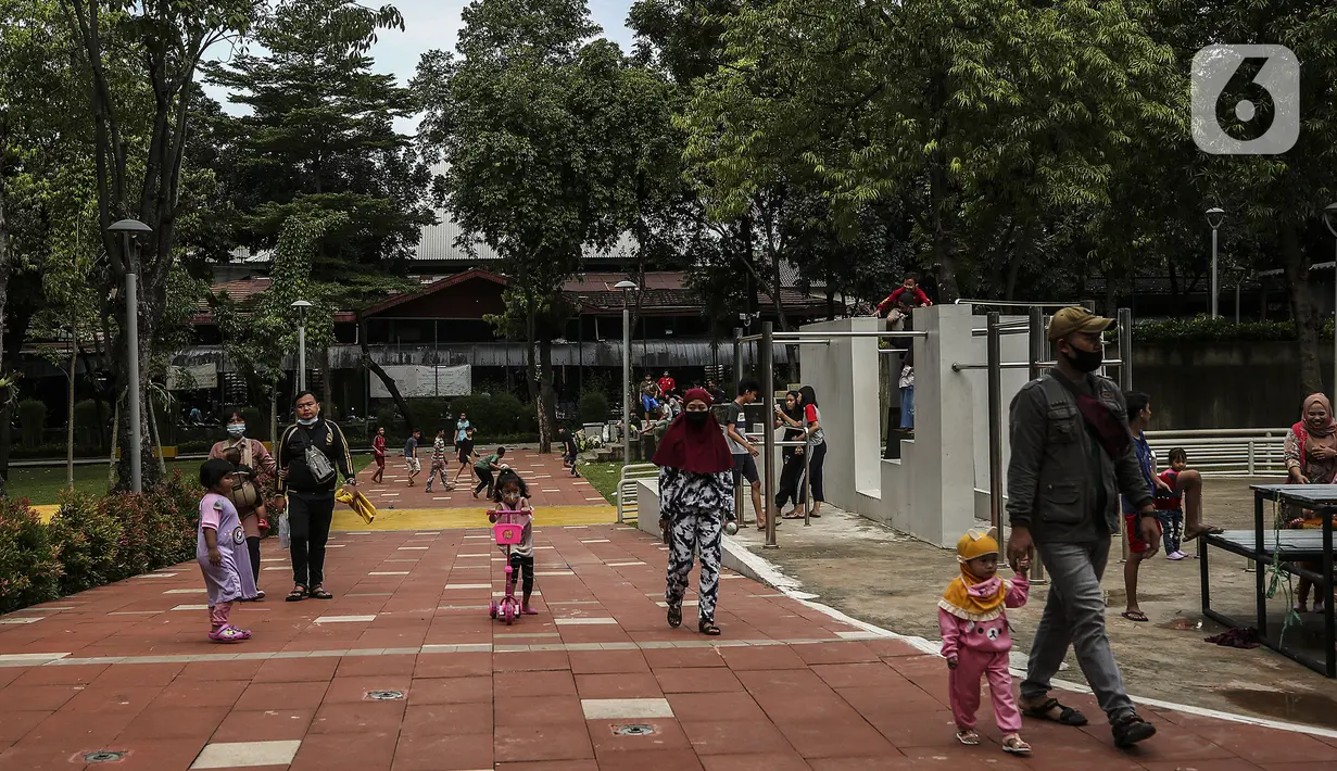 Orangtua mengajak anak-anaknya bermain di Taman Puring, Jakarta, Sabtu (3/4/2021). Taman Puring menjadi salah satu tempat alternatif liburan warga di tengah masa Pandemi COVID-19 dan liburan panjang akhir pekan yang bertepatan dengan libur Hari Raya Paskah. (Liputan6.com/Johan Tallo)