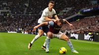 Pemain Tottenham Hotspur Ivan Perisic (kiri) berebut bola dengan pemain Aston Villa John McGinn pada pertandingan sepak bola Liga Inggris di Stadion Tottenham Hotspur, London, 1 Januari 2023. Aston Villa mempermalukan Tottenham Hotspur dengan skor 2-0. (AP Photo/Ian Walton)