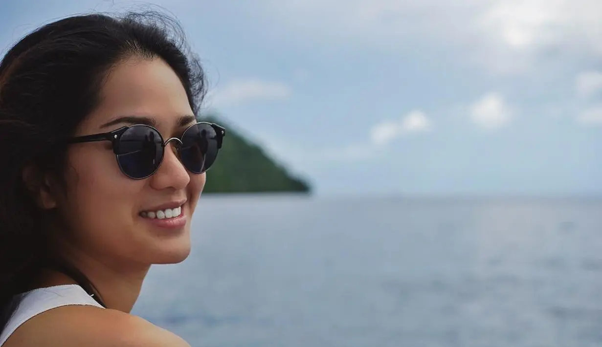 "Nggak (bingung) sih karena film ini skenarionya memang utuh gitu, tapi ada part-part yang memisahkan mana sila pertama dan mana sila yang lainnya," tuturnya. (instagram/itsprisia)