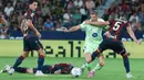 Pemain Barcelona, Robert Lewandowski, berusaha melewati pemain Levante pada jornada kedua La Liga 2025/2026 di Estadio Ciudad de Valencia, Minggu (24/8/2025) dini hari WIB. (AP Photo/Alberto Saiz)