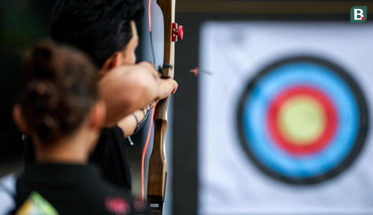 Selebritas Indonesia, Saaih Halilintar (kanan) di samping Aqeela Calista melepaskan anak panah dalam cabor panahan Turnamen Olahraga Selebriti Indonesia (TOSI) Season 3 yang berlangsung di Arthayasa Stable, Depok, Jawa Barat, Jumat (01/11/2024). (Bola.com/Bagaskara Lazuardi)
