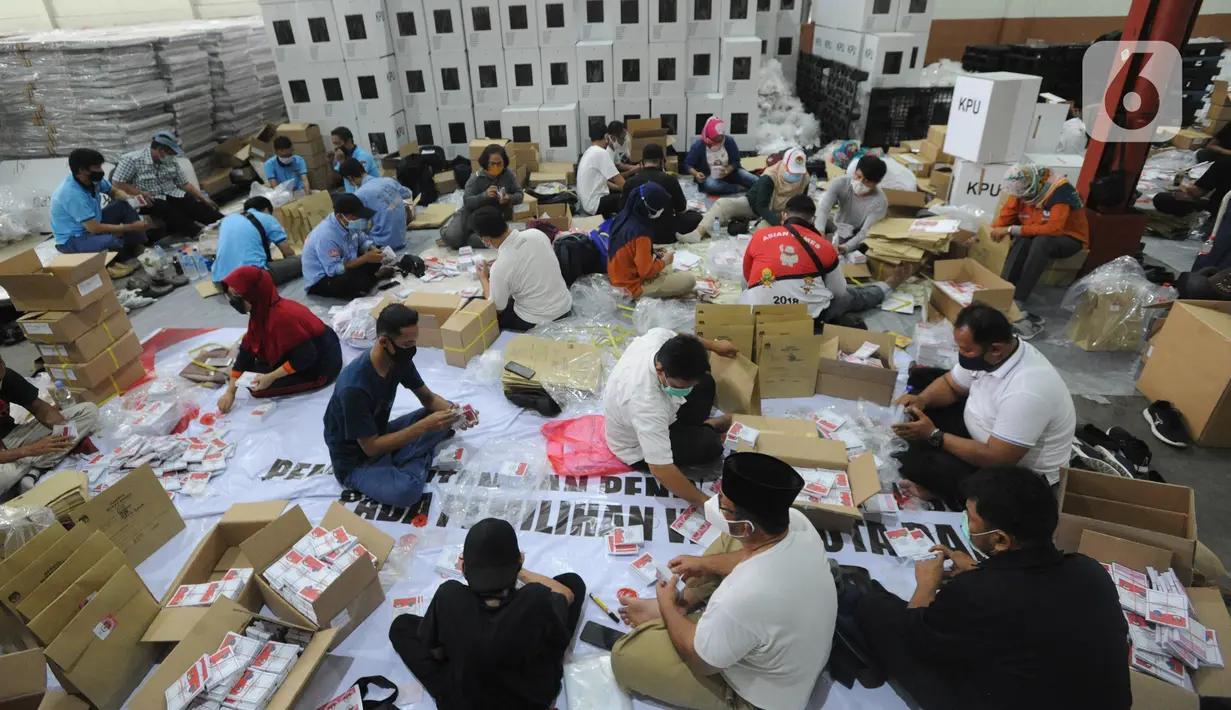 Pekerja menyortir surat suara di Gudang Logistik KPU, Depok, Senin (23/11/2020). Komisi Pemilihan Umum (KPU) Kota Depok telah menerima sebanyak 1.262.051 surat suara yang dicetak untuk Pilkada 2020 sesuai jumlah daftar pemilih tetap (dpt) ditambah 2,5 persen cadangan. (merdeka.com/Arie Basuki)