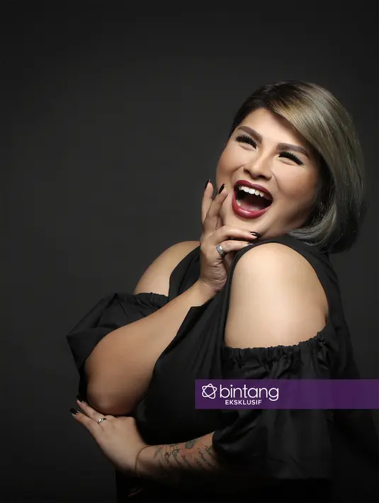 "Kalau kemarin-kemarin kan galau, mellow sekarang udah nggak. Memang dari 2 tahun lalu, aku waktu mengeluarkan Mendendam pun juga udah beda, lebih di-explore lagi, ingin setiap single ada sesuatu yang berbeda," lanjut Nania. (Bambang E. Ros/Bintang.com)