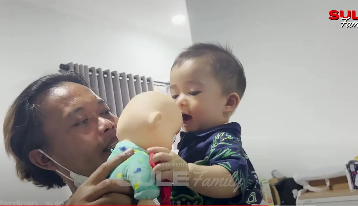 Momen gemas Sule saat bermain dengan putranya, Baby Adzam yang sedang berada di rumah Nathalie Holscher. (Foto: YouTube SULE FAMILY) - 6