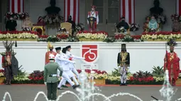 Peringatan Detik-Detik Proklamasi Kemerdekaan RI: Pasukan Pengibar Bendera Pusaka (Paskibraka) membawa Bendera Merah Putih saat Upacara Peringatan Detik-Detik Proklamasi 1945 yang dipimpin oleh Presiden Joko Widodo di Istana Merdeka, Jakarta, Senin (17/8/2020). (Foto: Biro Pers Sekretariat Presiden)