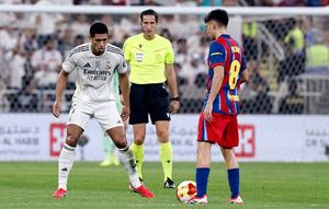 Gelandang Real Madrid, Jude Bellingham, berhadapan 1v1 dengan Pedri saat bertanding melawan Barcelona. (Bola.com/Dok. LaLiga Indonesia)