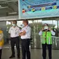 Kepala Bandara Mutiara Sis Aljufri Palu bersama petugas KKP saat memberi keterangan pers terkait 18 siswa IPDN menggunakan surat keterangan (suket) rapid antigen yang diduga palsu untuk ke Jakarta, Kamis (11/2/2021). (Liputan6.com/Heri Susanto)