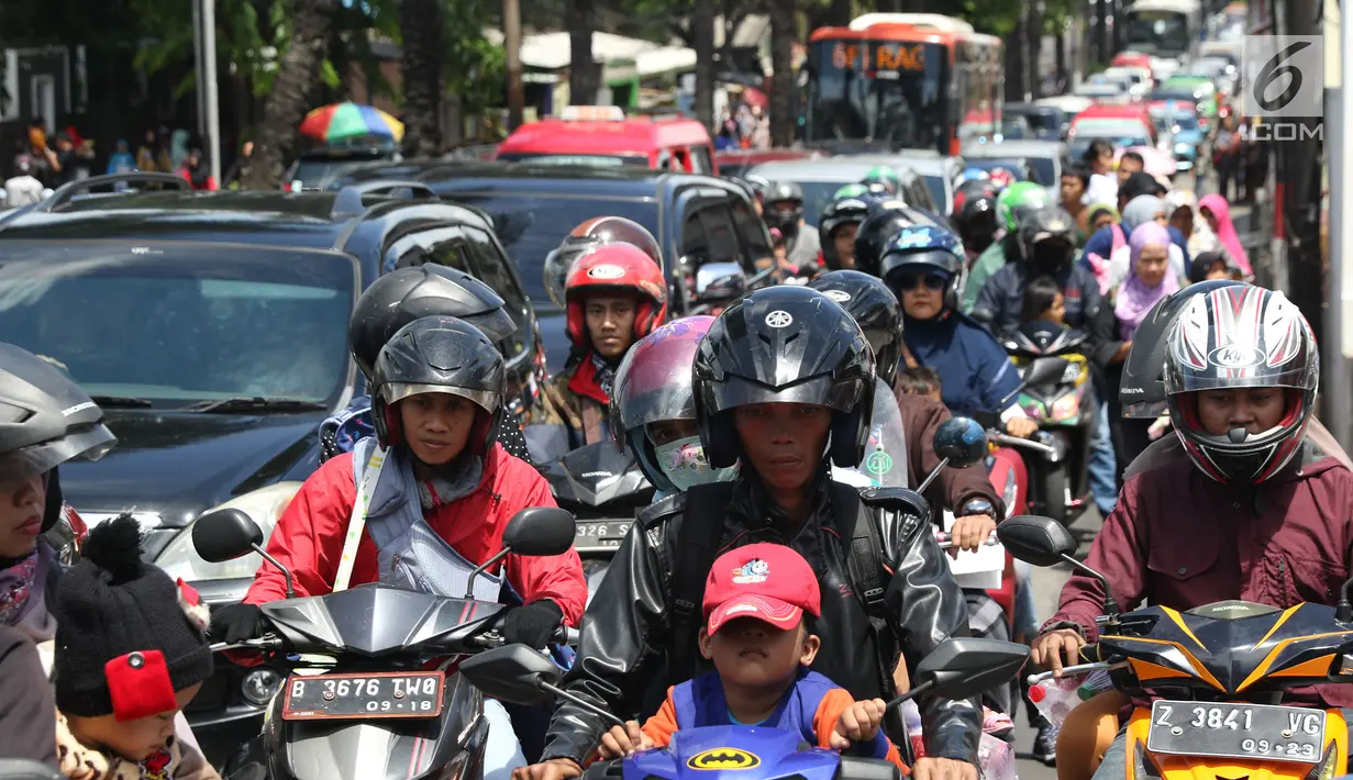 Kepadatan arus lalu lintas di jalan Harsono RM menuju kawasan Kebun Binatang Ragunan, Jakarta, Minggu (30/12). Libur panjang jelang pergantian tahun dimanfaatkan warga untuk berlibur di kawasan Kebun Binatang Ragunan. (Liputan6.com/Helmi Fithriansyah)