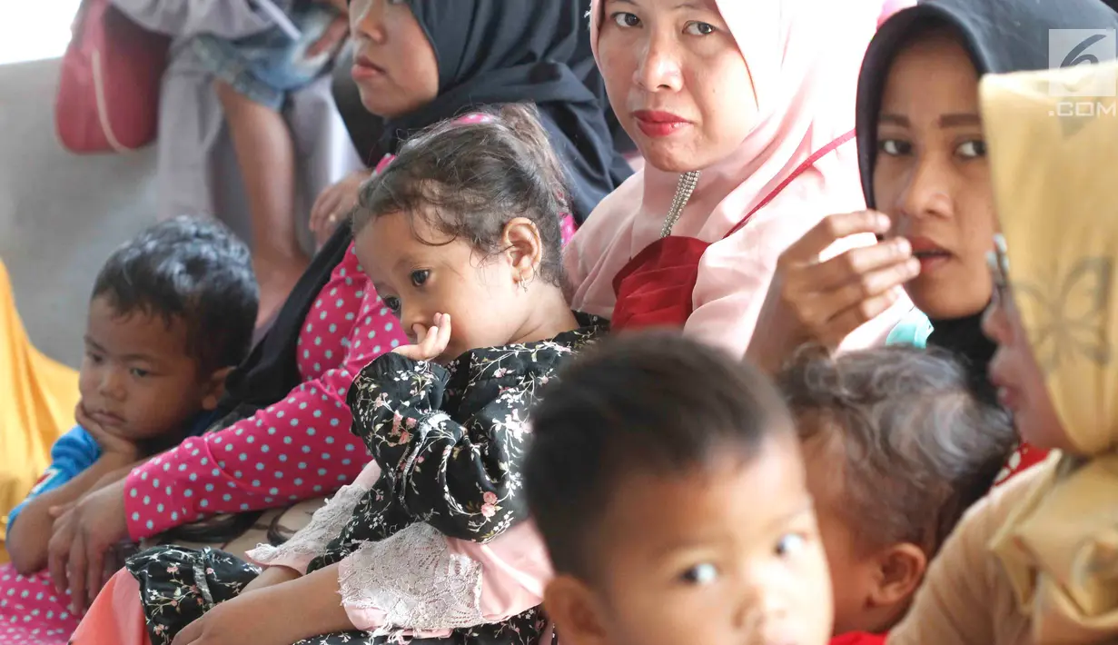Anak balita bersama ibunya di Puskesmas, Kaduhejo, Pandeglang (14/9). Kondisi gagal tumbuh kronis yang irreversible, tanpa pengetahuan orang tua, tenaga kesehatan, serta fasilitas dan ketersediaan pangan yang memadai. (Foto:Istimewa)