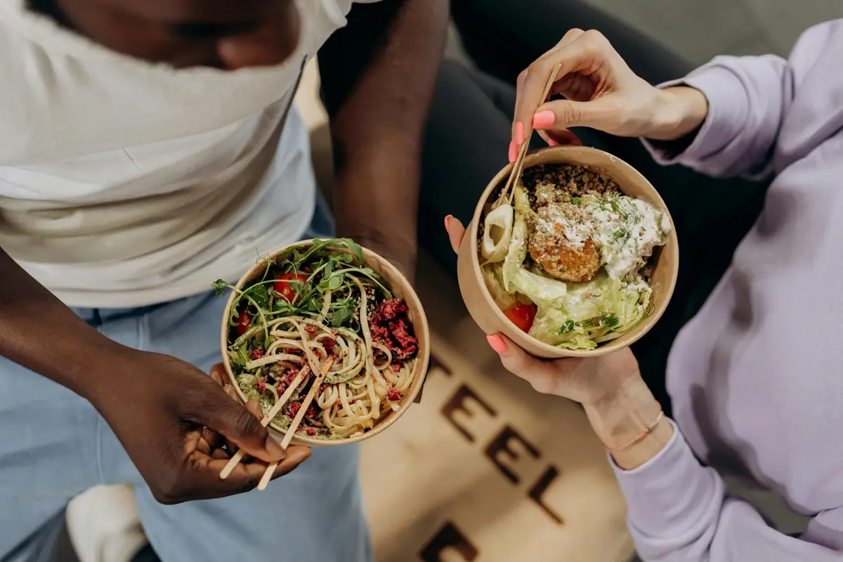 Dua orang memakan salad
