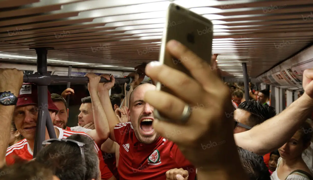 Hal ini sontak membuat para penumpang lainnya memilih turun di stasiun terdekat karena merasa terganggu. (Bola.com/Vitalis Yogi Trisna)