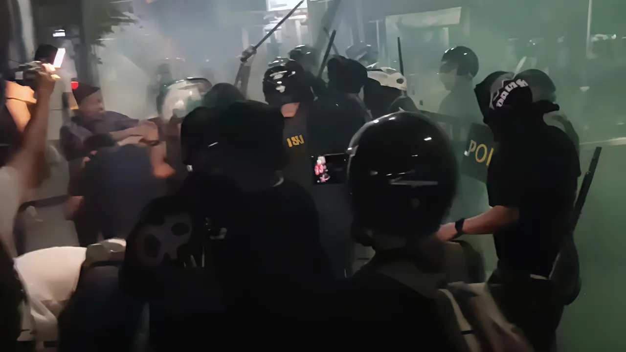 Demo di depan Mapolres Serang Kota.