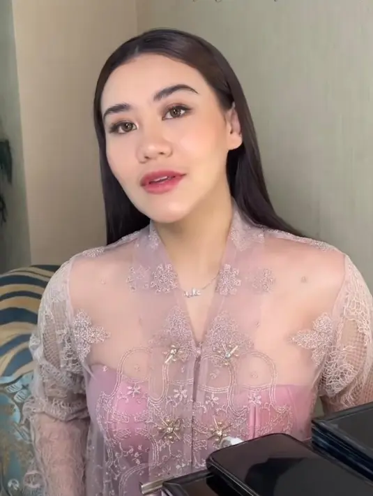 Penampilannya disempurnakan dengan pulasan makeup natural yang flawless nuansa pink coral. [@adhesiregar]