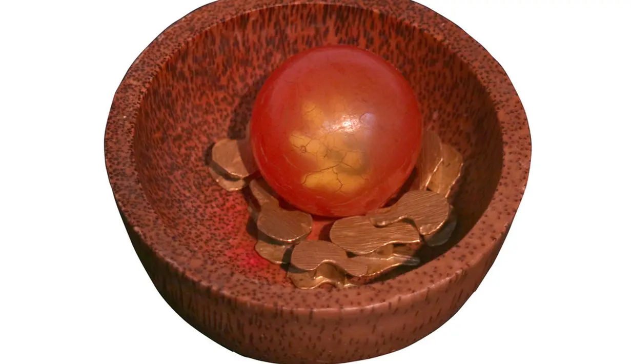 Bola bekel, bisa dimainkan lebih dari dua orang. Permainan ini terdiri dari bola kecil dan 5 biji kuwuk. (Harismoyo/ Shutterstock/Harismoyo)