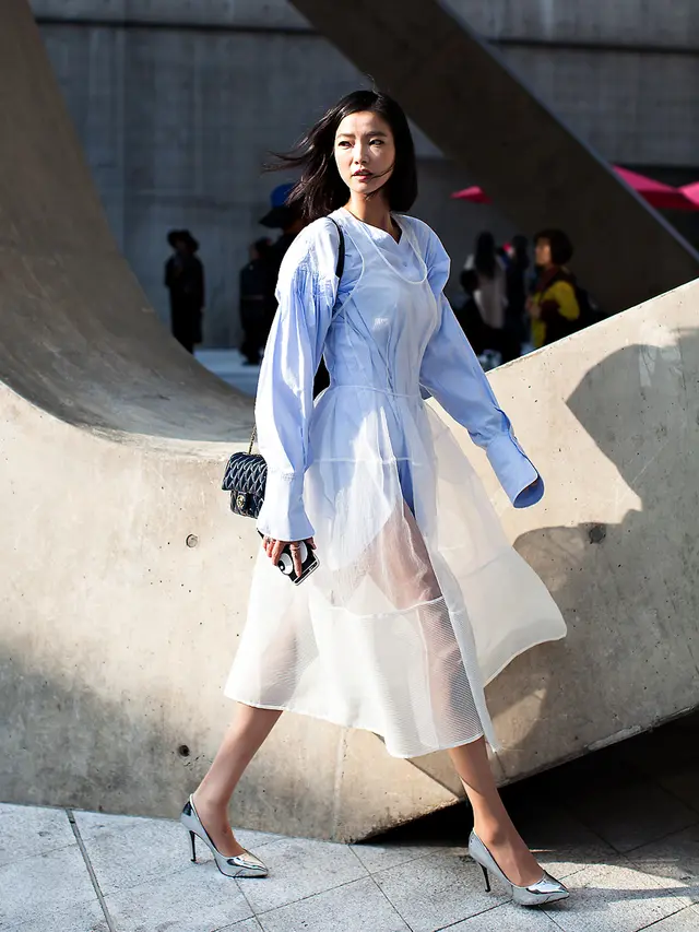 [Bintang] Makin Kekinian Pakai Baju Lengan Super Panjang. Berani Coba?