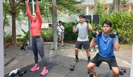 Luna Maya, Kevin Austin, dan Maxime Bouttier mengikuti HIIT di Uniqlo In Motion 2026 yang digelar di Senayan Park, Jakarta, Sabtu (9/5/2026). (Bola.com/Hery Kurniawan)