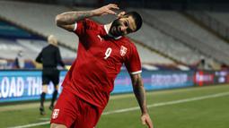 Aleksandar Mitrovic. Striker berusia 27 tahun yang kini memperkuat Fulham ini mengoleksi 8 gol dari 8 laga di Kualifikasi Piala Dunia 2022 Grup A. Serbia pun dibawanya lolos ke putaran final dengan menjadi juara grup di atas Portugal dengan raihan 23 poin. (AFP/Pedja Milosavljevic)