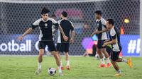 Pemain Timnas Indonesia, Kevin Diks (kiri) melakukan official training menjelang laga lanjutan putaran ketiga Kualifikasi Piala Dunia 2026 melawan Jepang di Stadion Utama Gelora Bung Karno (SUGBK), Senayan, Jakarta, Kamis (14/11/2024). (Bola.com/Bagaskara Lazuardi)