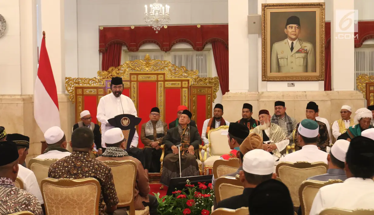 Ketum NasDem Surya Paloh saat memberikan sambutan di hadapan ulama dan tokoh masyarakat dari Provinsi Aceh saat bertemu dengan Presiden Jokowi di Istana Negara, Jakarta, Selasa (5/3). (Liputan6.com/Angga Yuniar)