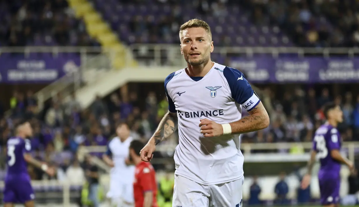 Penyerang Lazio, Ciro Immobile berselebrasi usai mencetak gol ke gawang Fiorentina selama pertandingan lanjutan Liga Serie A Italia di Artemio Franchi Stadium di Florence, Italia, Senin 10 Oktober 2022. Lazio menang telak atas tuan rumah Fiorentina 4-0. (Massimo Paolone/LaPresse via AP)