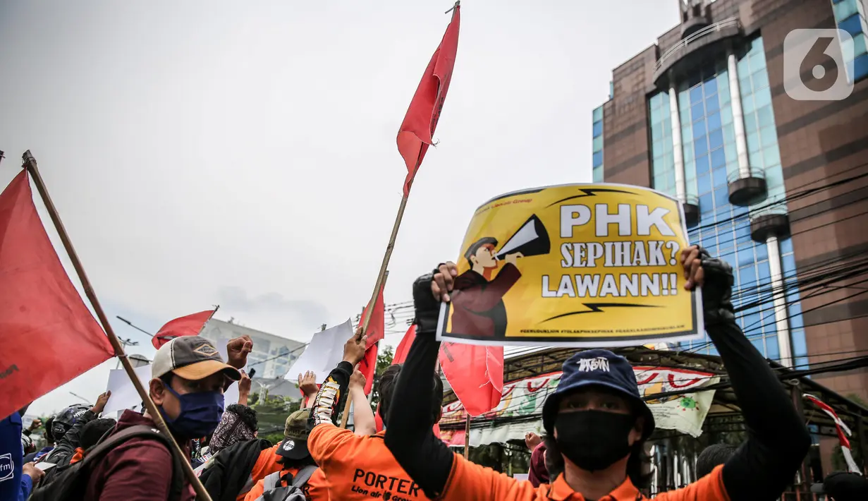 Pekerja alih daya (outsourcing) maskapai penerbangan Lion Air saat menggelar unjuk rasa di Gedung Lion Tower, Jakarta, Senin (13/7/2020). Aksi yang diikuti ratusan orang ini menuntut hak yang disebut belum dibayarkan oleh manajemen perusahaan. (Liputan6.com/Faizal Fanani)