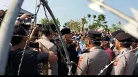 Pimpinan Ponpes Al-Zaytun Panji Gumilang mendekat ke kawat berduri yang dipasang polisi saat pondok pesantren tersebut didemo massa. (Liputan6.com/ Dok Ist)