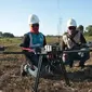 PLN sedang menarik kabel konduktor terhadap 4 menara terakhir dari 178 total menara jaringan di Sulsel menggunakan drone. (Dok PLN)