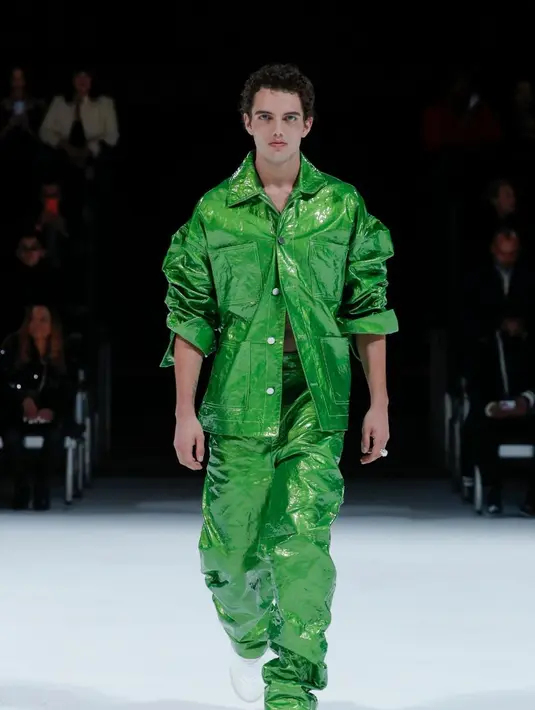 Pakaian olahraga dan pakaian kerja Amerika terlihat lewat outfit sehari-hari yang memiliki performa tinggi. Manipulasi dan dramatisasi konstruksi dan volume juga menjadi ciri yang melekat. (Foto: Dok. Bottega Veneta)