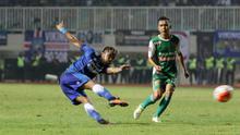 Pemain Persib Bandung, Zulham Zamrun melakukan tembakan ke arah gawang PS TNI pada laga Torabika SC 2016 di Stadion Pakansari, Bogor, Minggu (21/8/2016). (Bola.com/Nicklas Hanoatubun)