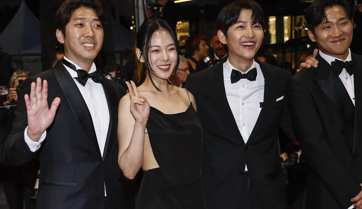 <p>Hong Xa Bin, Kim Hyoung-seo, Song Joong-ki, dan Kim Hyoung-seo berpose bersama. Mereka memperlihatkan senyum yang cerah. (Photo: Joel C Ryan/Invision/AP)</p>