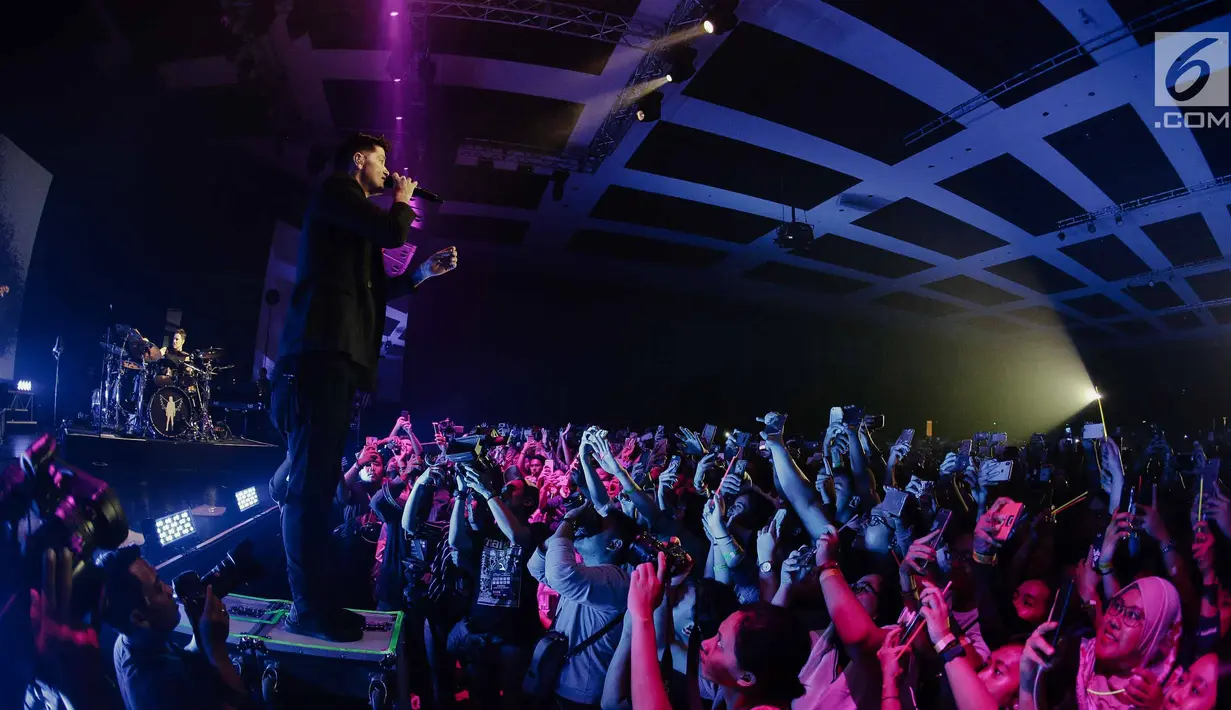 Suasana konser The Script yang bertajuk 'Freedom Child Tour' di Jakarta, Selasa (10/4). (Liputan6.com/Faizal Fanani)