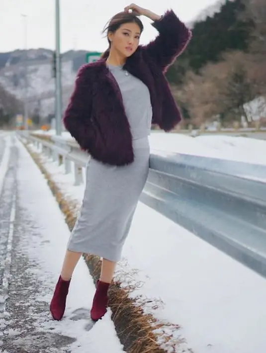 Ibu satu anak yang selalu terlihat sederahan ini pun ternyata pintar banget memadukan busana yang dipakainya. Seperti saat Sarwendah berlibur dengan suami dan anaknya, Ruben Onsu dan Thalia Putri Onsu. (Instagram/Sarwendah29)