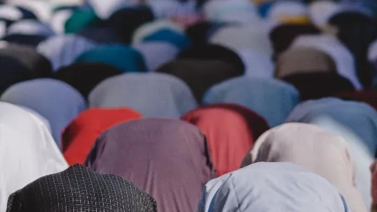 "Ushallī sunnatal istisqā’i rak‘ataini ma’mūman lillāhi ta‘ālā."