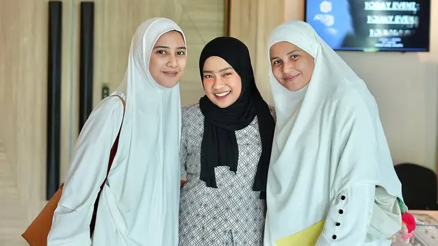 Yunita Siregar Umroh