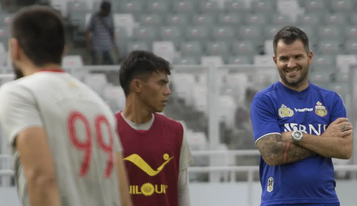 Pelatih Bhayangkara FC, Simon McMenemy, tampak rileks saat latihan di Stadion Utama Gelora Bung Karno, Jakarta, Jumat (26/1/2018). Latihan ini persiapan jelang laga J.League Asia Challenge melawan FC Tokyo. (Bola.com/Asprilla Dwi Adha)