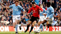 4-1. Kemenangan 4-1 Manchester City atas tamunya MU ini terjadi di pekan ke-28 Liga Inggris musim 2003/2004, 14 Maret 2004. Empat gol The Citizens dicetak Robbie Fowler, John Macken, Trevor Sinclair dan Shaun Wright-Phillips. Satu gol MU dicetak oleh Paul Scholes. (AFP/Paul Barker)