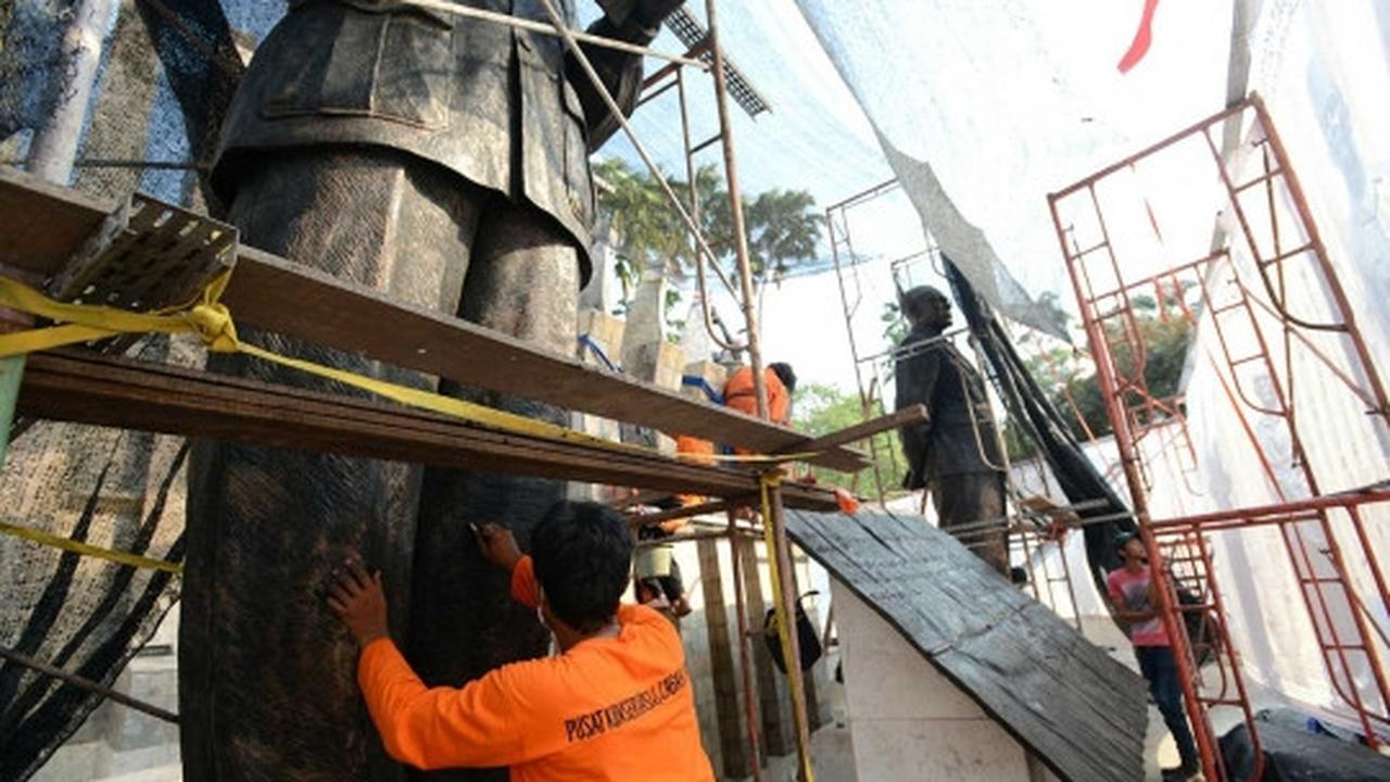 Melihat perawatan patung Soekarno-Hatta di Tugu Proklamasi