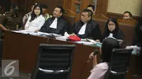 Terdakwa Jessica Kumala Wongso mendengarkan kesaksian kasir kafe Olivier Jukiyah dalam sidang lanjutan kasus kematian Wayan Mirna Salihin di PN Jakarta Pusat, Rabu (27/7). (Liputan6.com/Immanuel Antonius)