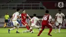 Pemain Persija Jakarta, Marc Klook (dua kiri) mengontrol bola dibayangi sejumlah pemain PSM Makassar dalam pertandingan semifinal leg kedua Piala Menpora 2021 di Stadion Manahan, Solo, Minggu (18/4/2021). (Bola.com/Ikhwan Yanuar)