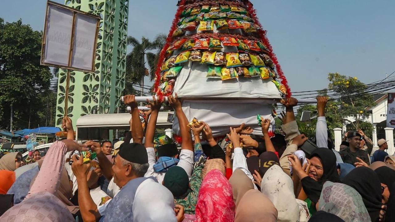 Tradisi yang sudah berlangsung sejak tahun 1939 ini menjadi salah satu bentuk peringatan Maulid Nabi Muhammad SAW yang selalu dinanti oleh masyarakat setempat. Foto: merdeka.com / Arie Basuki
