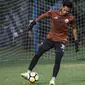 Kiper Persija Jakarta, Rizky Darmawan, memainkan bola saat latihan di Lapangan ABC, Jakarta, Jumat (30/3/2018). Latihan ini persiapan jelang laga Liga 1 melawan Arema FC. (Bola.com/Vitalis Yogi Trisna)