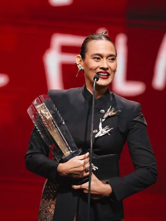 Ia mengenakan janggan yang didekonstruk berwarna hitam karya Wilsem Willim. [@hagaipakan]